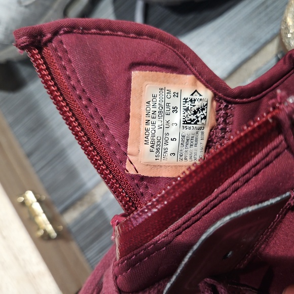 Converse - Picture 2 of 4